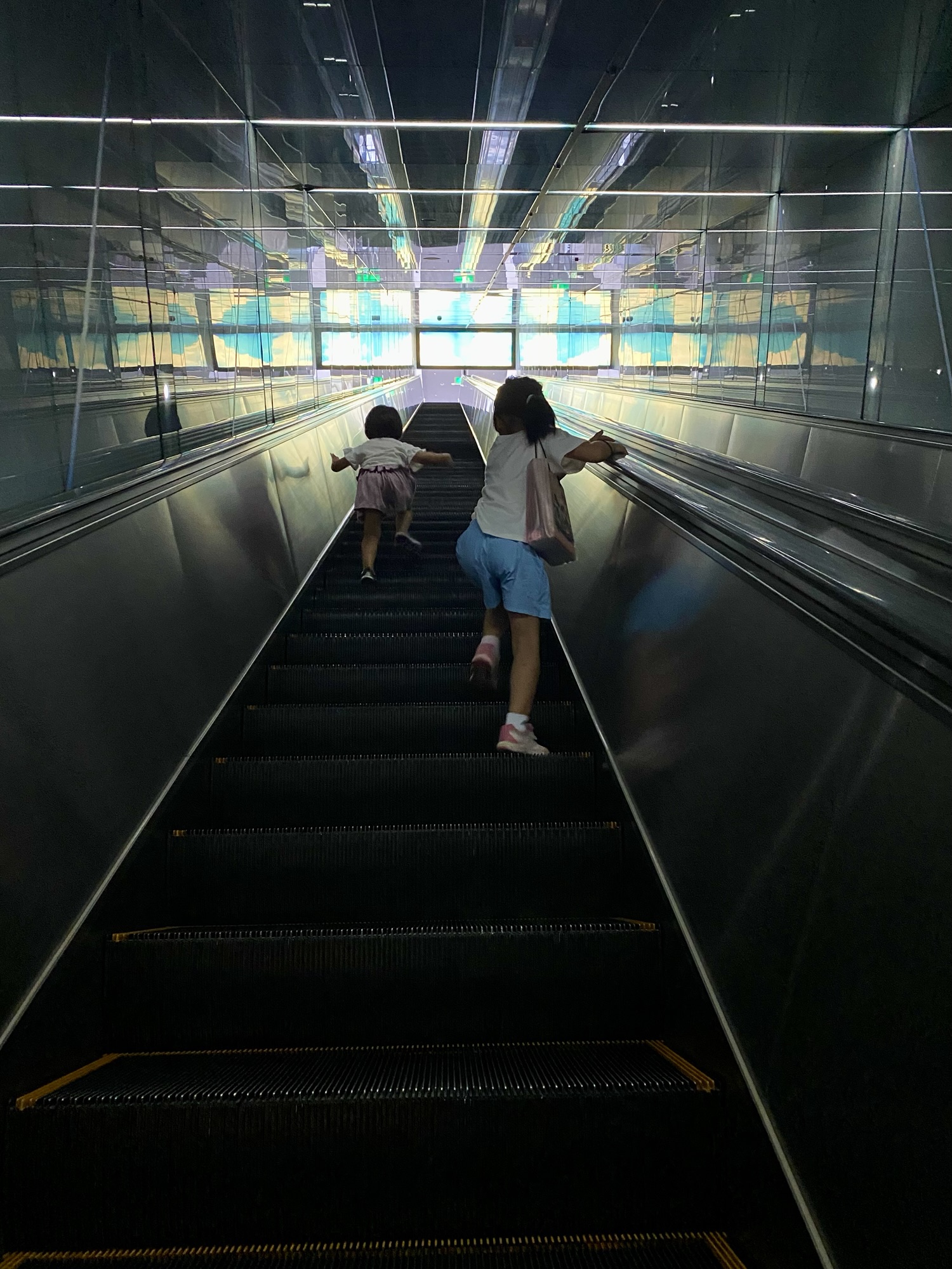 娘が上に登っている